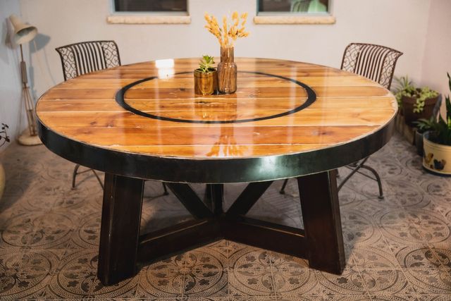 שולחן  עגול מעוצב מעץ ממוחזר